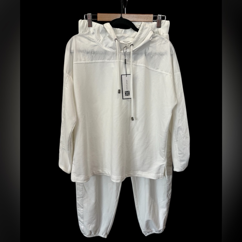 NWT Cable & Gauge white two piece leisure outfit. Sz medium
